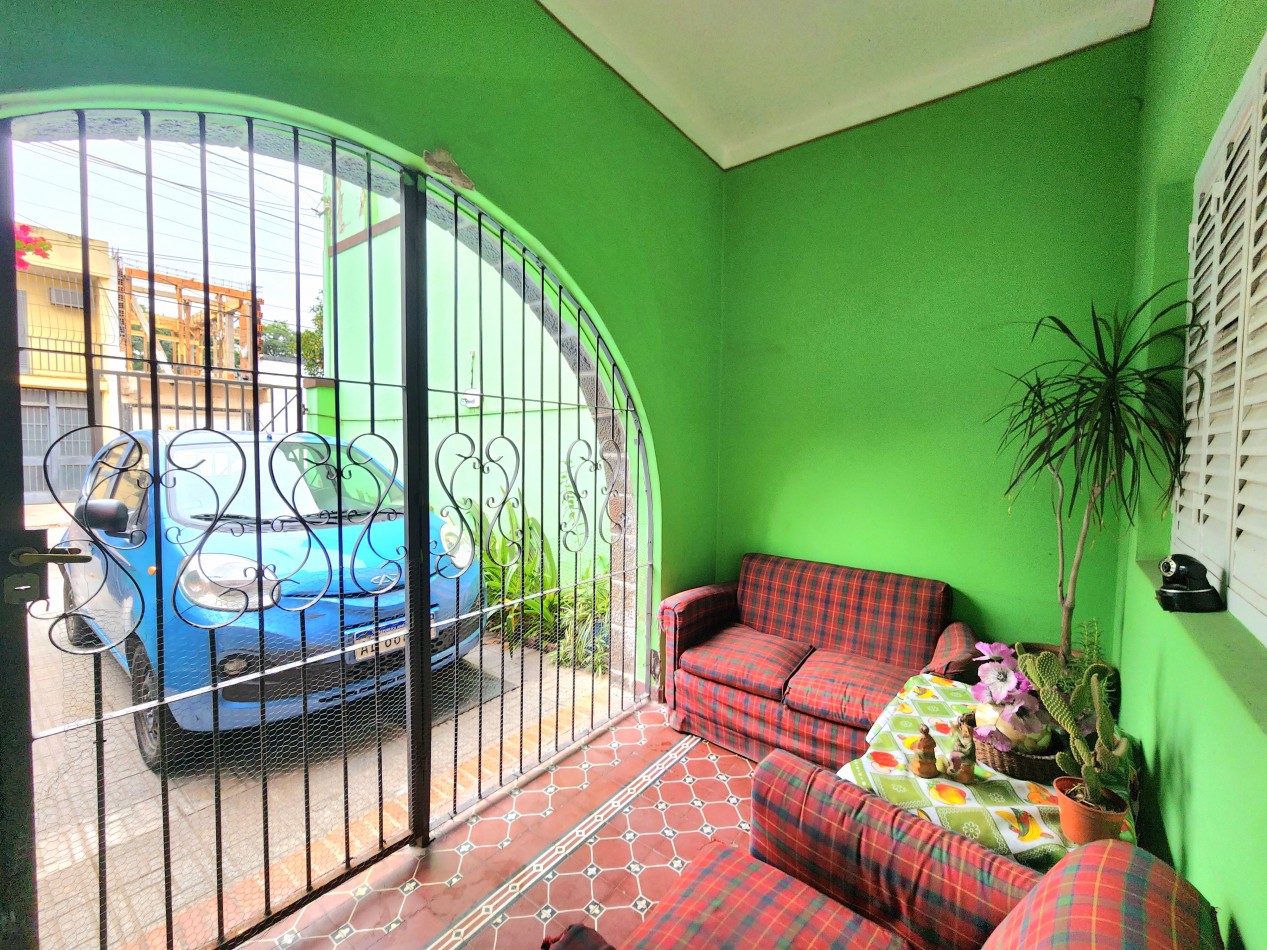 Alt.Av Alem al 100 (Pje. Polonia al 100) Casa de 4D + Depto. 2D c/ Cochera 