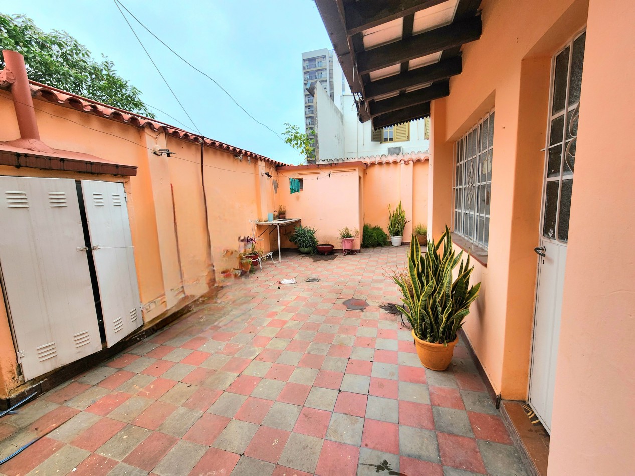 Alt.Av Alem al 100 (Pje. Polonia al 100) Casa de 4D + Depto. 2D c/ Cochera 