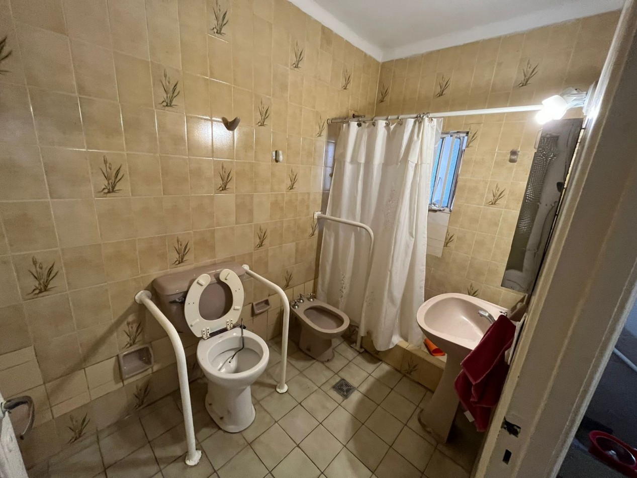 Venezuela y 12 de Octubre - Dos Casas en venta de 2D c/u + Cochera+ Patio