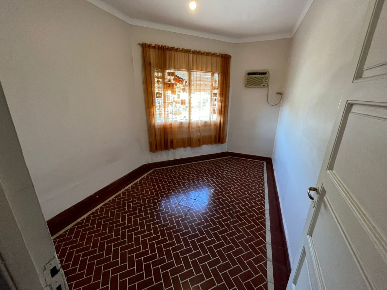 Venezuela y 12 de Octubre - Dos Casas en venta de 2D c/u + Cochera+ Patio