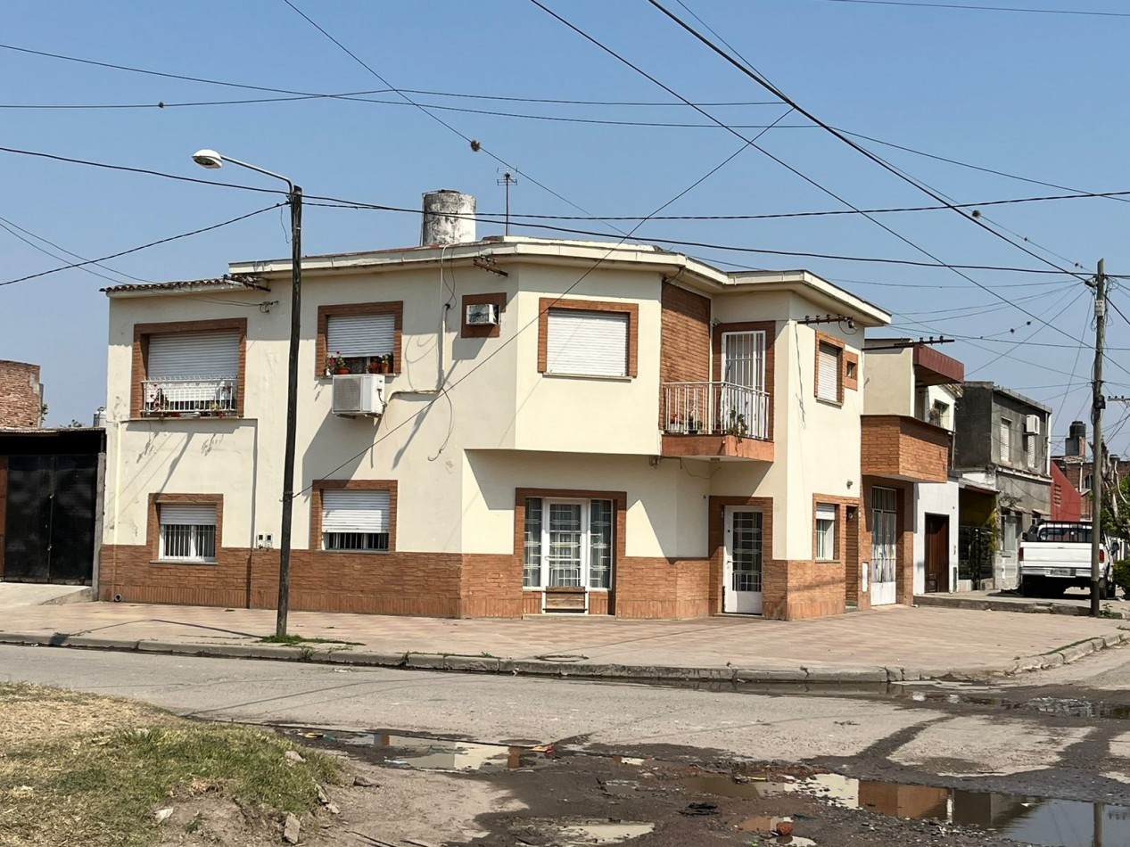 Venezuela y 12 de Octubre - Dos Casas en venta de 2D c/u + Cochera+ Patio