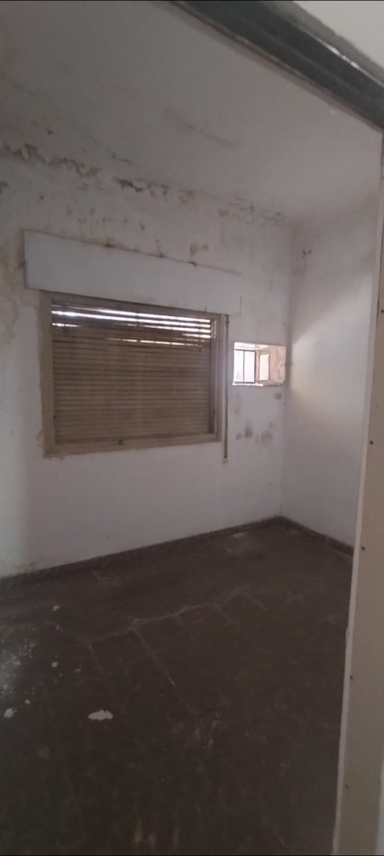 C/ Crisostomo Alvarez al 1700 - Casa a Refaccionar de 4D + Dep + Fondo