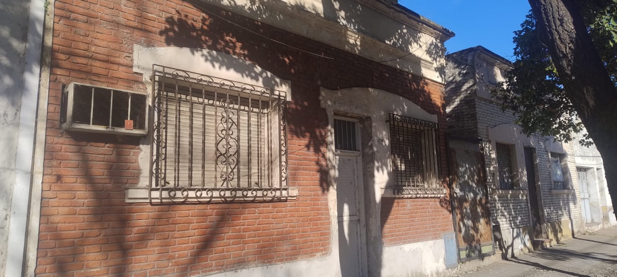 C/ Crisostomo Alvarez al 1700 - Casa a Refaccionar de 4D + Dep + Fondo