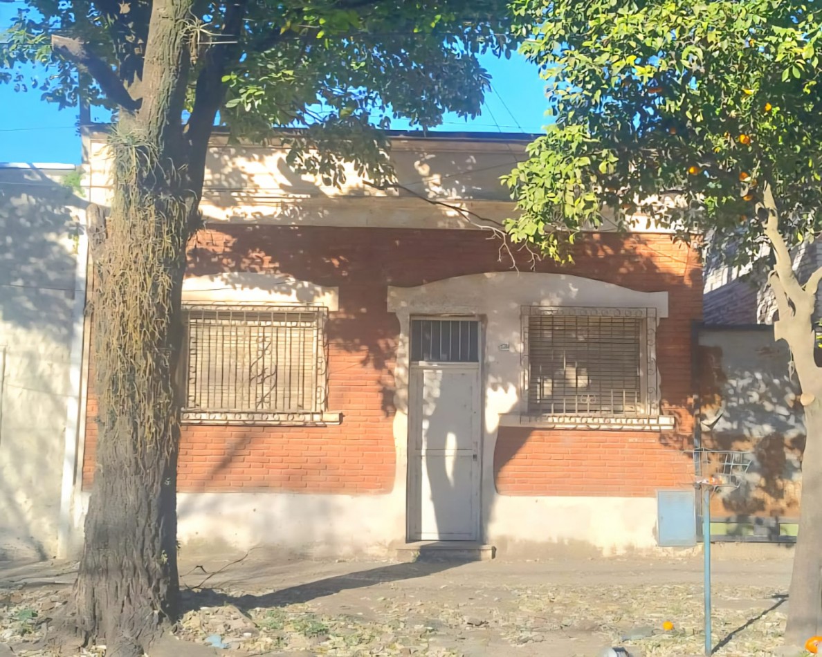 C/ Crisostomo Alvarez al 1700 - Casa a Refaccionar de 4D + Dep + Fondo