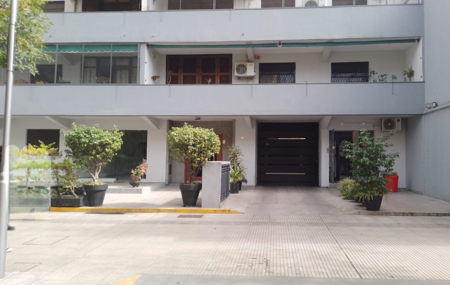 Laprida 340 - Cochera Amplia c/  Escrituras para Auto o Camioneta