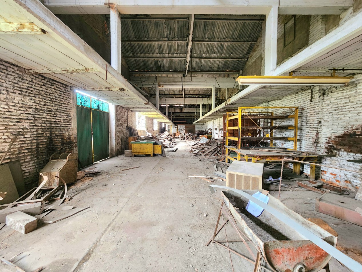 San Juan y Sargento Cabral - 3500 m2 de Terreno - con 1800 m2 de Galpones