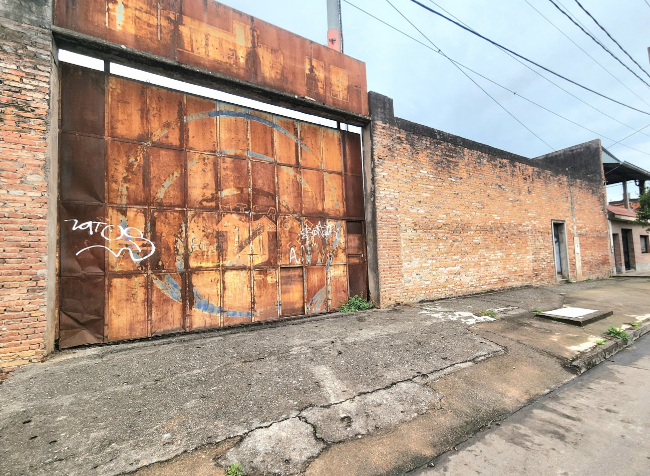 San Juan y Sargento Cabral - 3500 m2 de Terreno - con 1800 m2 de Galpones