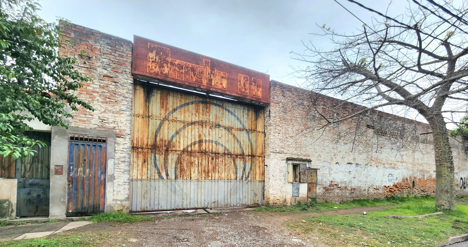 San Juan y Sargento Cabral - 3500 m2 de Terreno - con 1800 m2 de Galpones