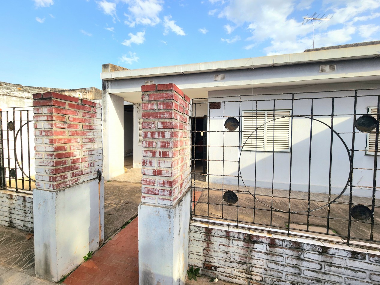 B° Mutual Policial- Casa de 3D + Cochera + Fondo