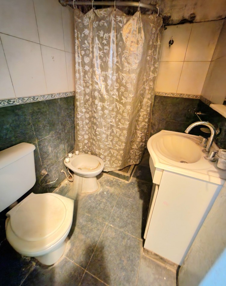 Italia al 2800 - A refaccionar- Depto. P.B c/ 2D + Cochera