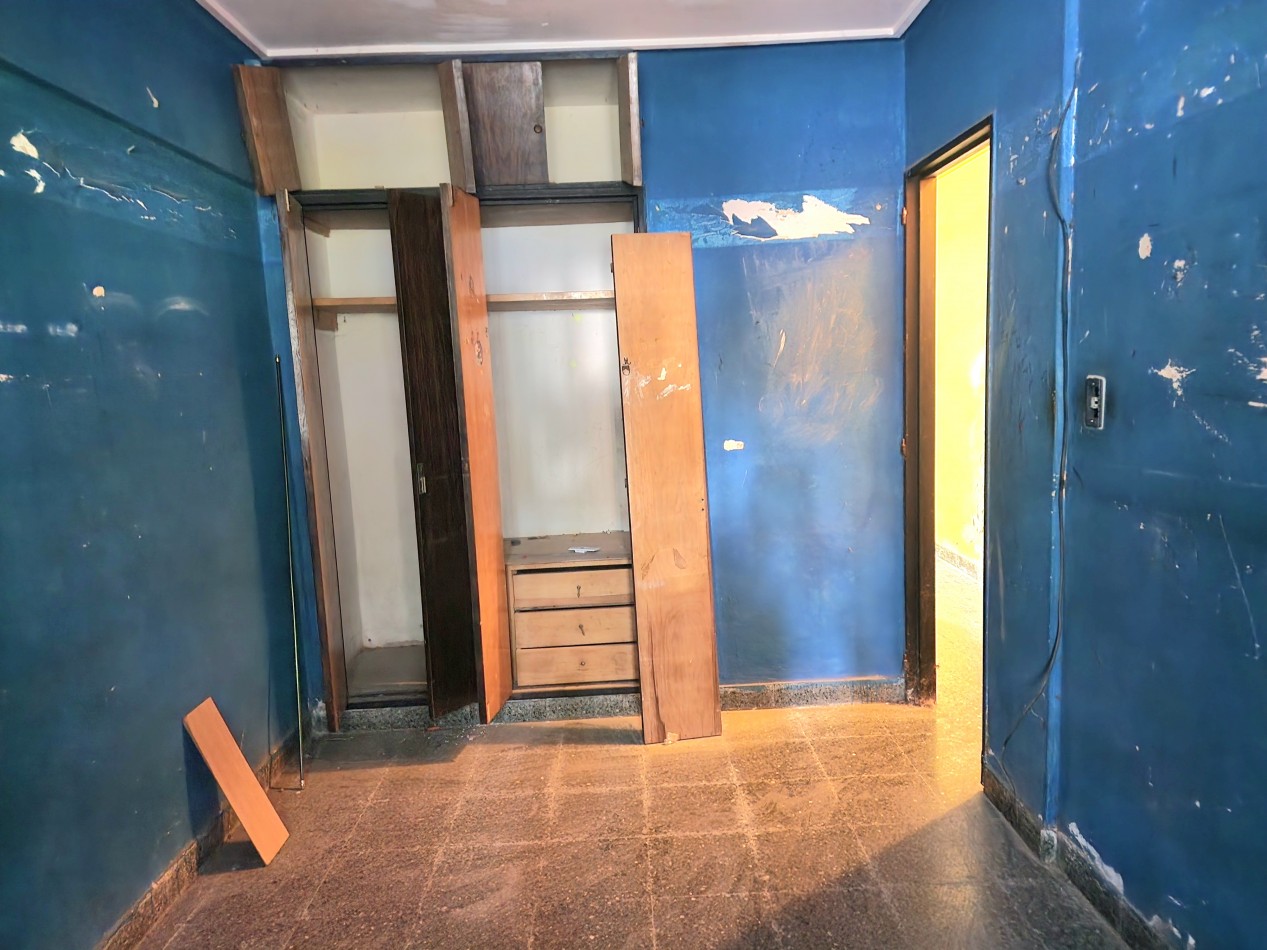 Italia al 2800 - A refaccionar- Depto. P.B c/ 2D + Cochera