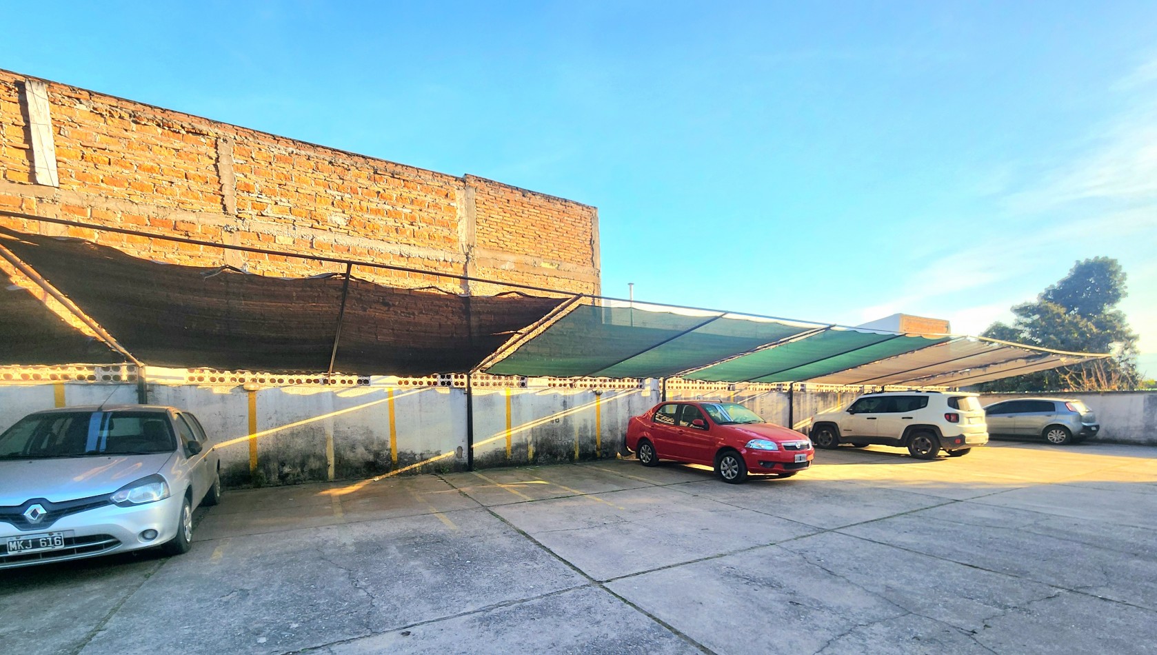 Italia al 2800 - A refaccionar- Depto. P.B c/ 2D + Cochera