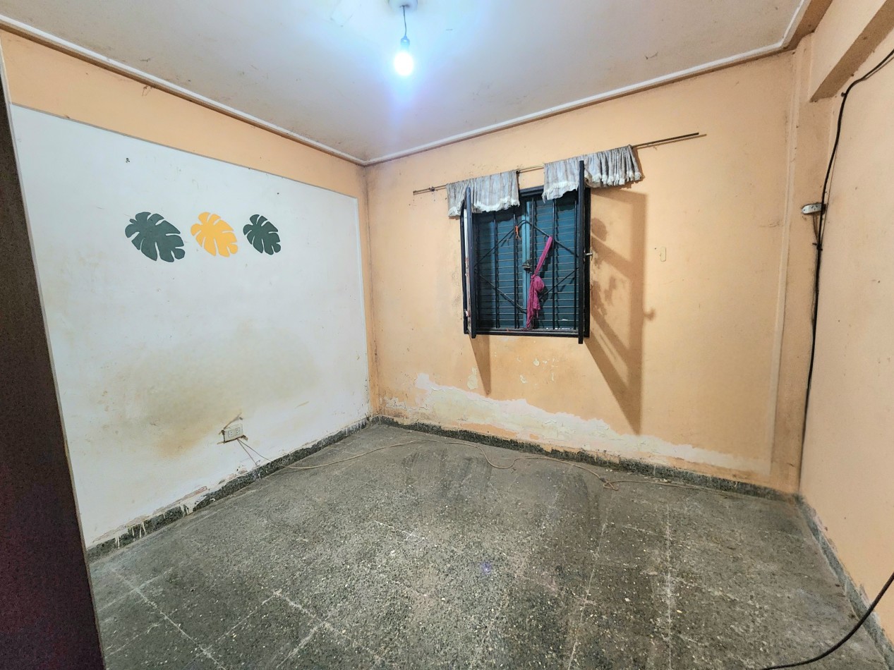 Italia al 2800 - A refaccionar- Depto. P.B c/ 2D + Cochera