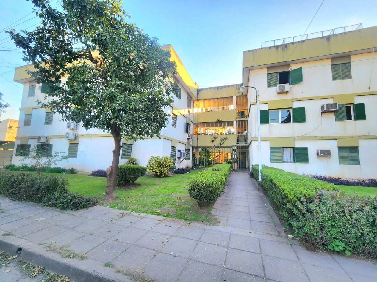 Italia al 2800 - A refaccionar- Depto. P.B c/ 2D + Cochera