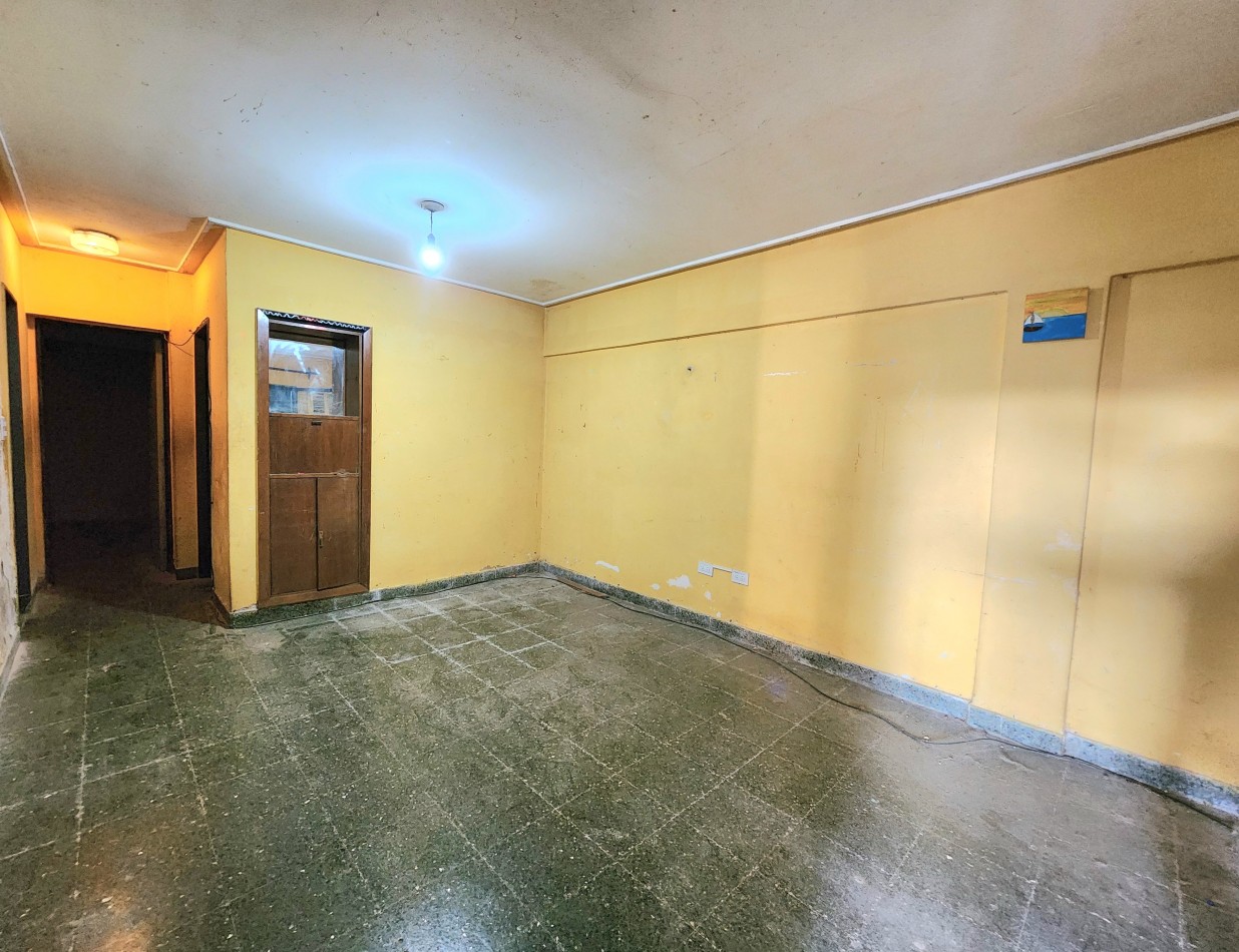 Italia al 2800 - A refaccionar- Depto. P.B c/ 2D + Cochera