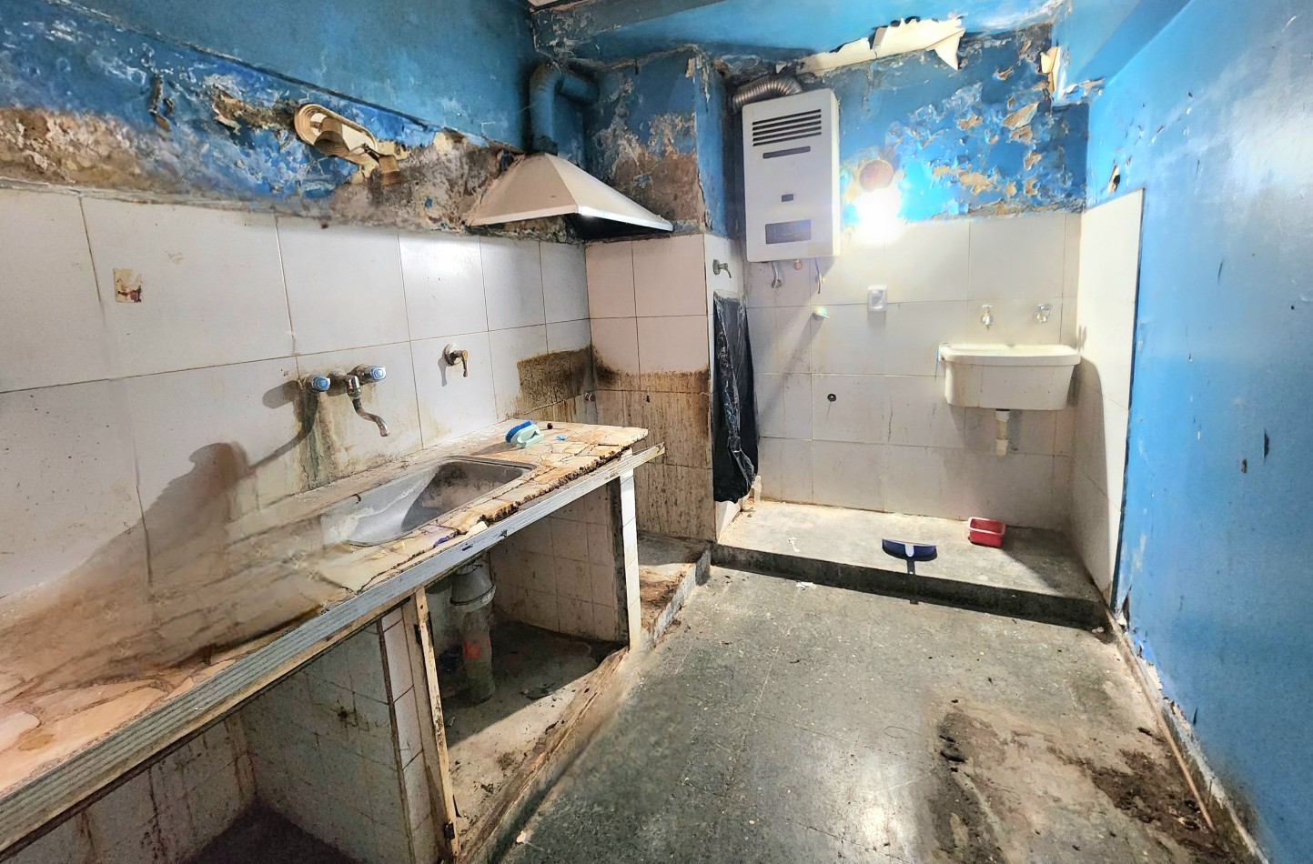 Italia al 2800 - A refaccionar- Depto. P.B c/ 2D + Cochera