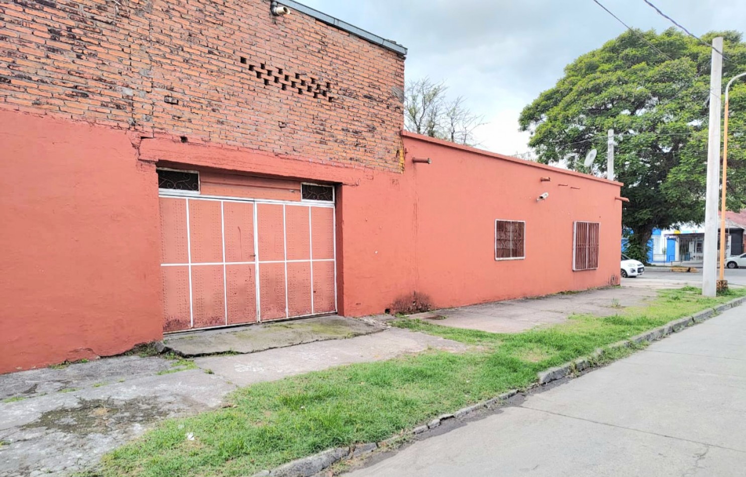 Aguilares Frente Terminal Omnibus Local + Casa + Galpon Av. Sarmiento y Granaderos 