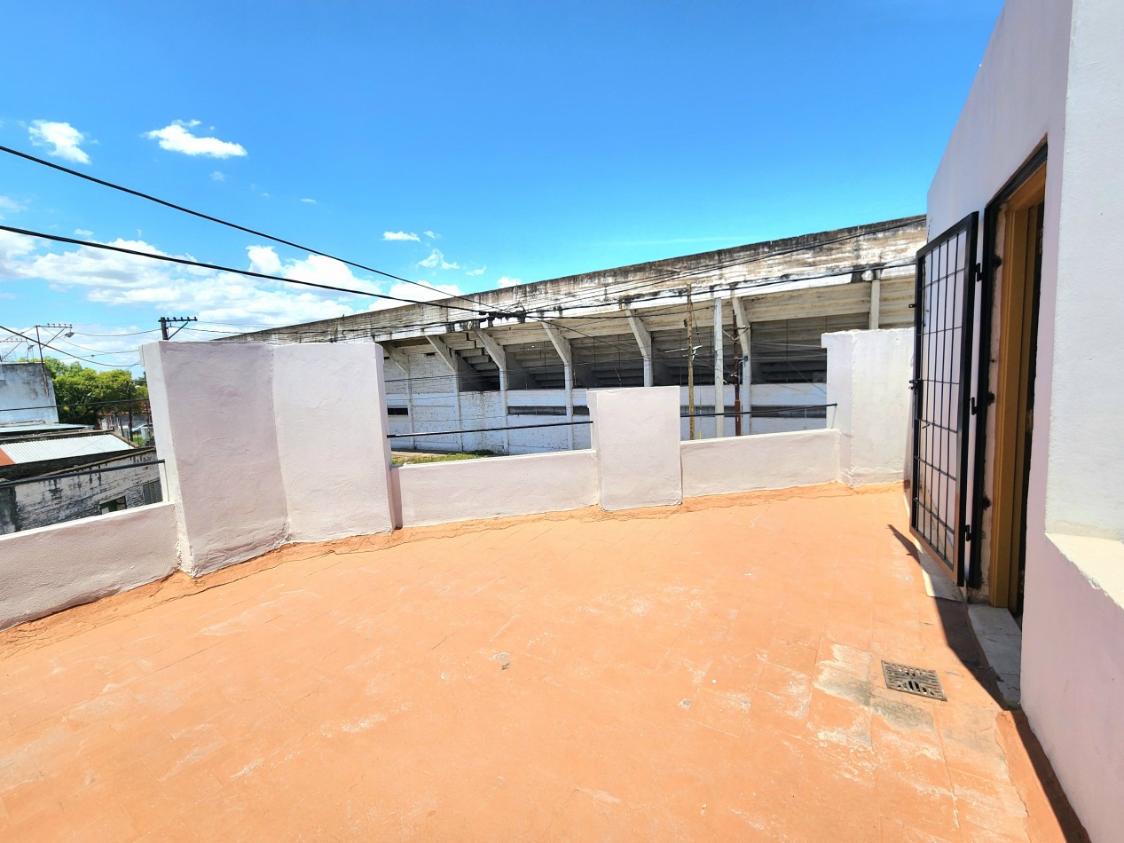 Uruguay al 1500 (Zona Plazoleta)- Casa Esquina 2D + Depto. 2D c/ Entrada Independiente 