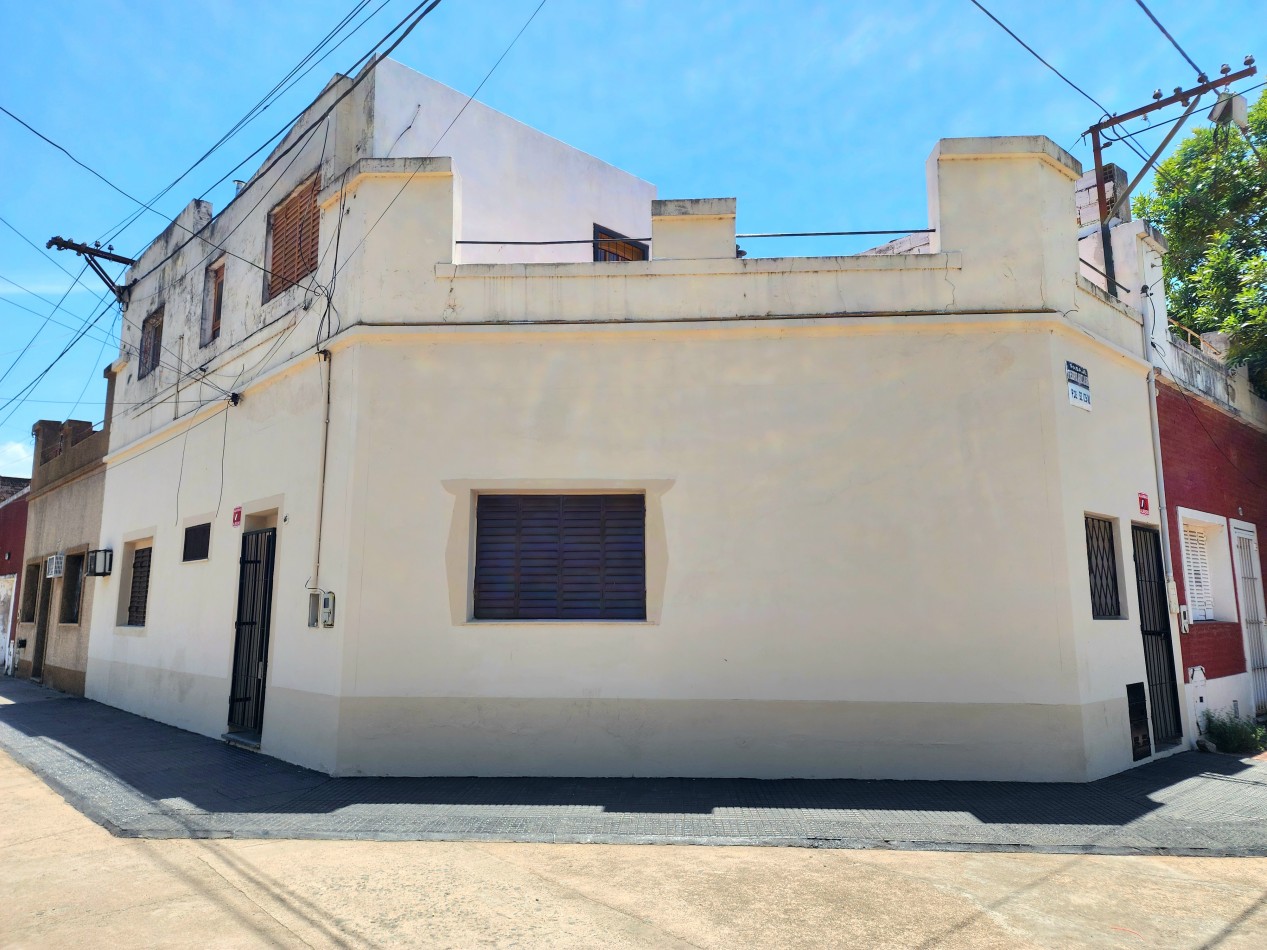 Uruguay al 1500 (Zona Plazoleta)- Casa Esquina 2D + Depto. 2D c/ Entrada Independiente 