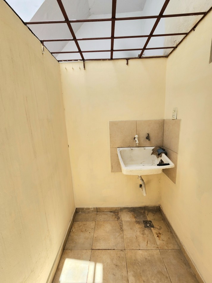 Uruguay al 1500 (Zona Plazoleta)- Casa Esquina 2D + Depto. 2D c/ Entrada Independiente 