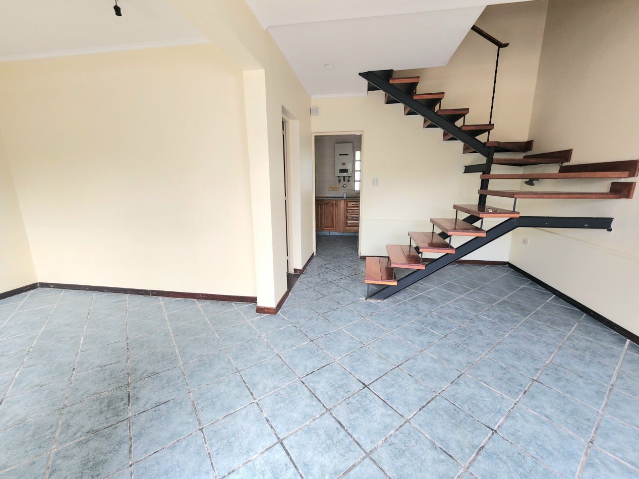 APTO CREDITO!! DUPLEX de 4D + Cochera + Patio c/ Sarmiento al 1900 (Zona Solano Vera)