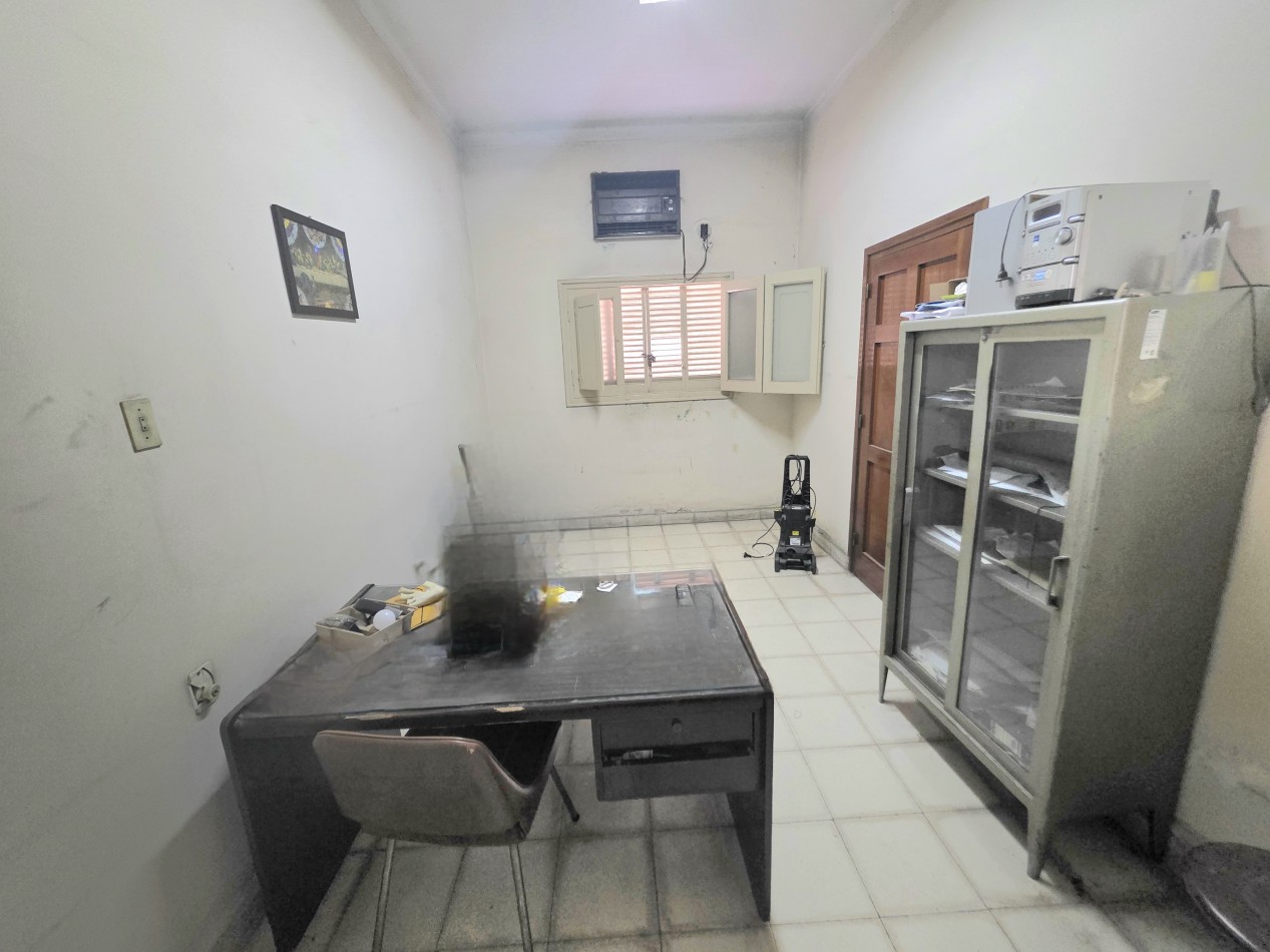 Av. Belgrano al 2400 - Casa a Refaccionar/ Terreno 10 x 60 Ideal Comercial!!