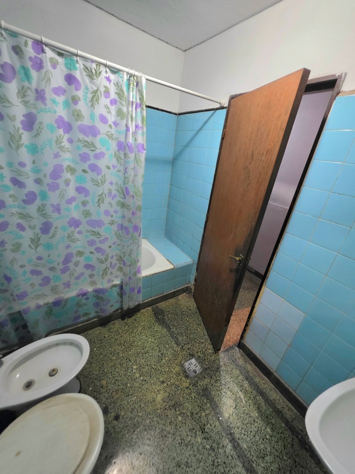 B° El Bosque - Marcos Paz al 2000- Casa de 3D + Depto. A reformar + Fdo. C/ Pileta 