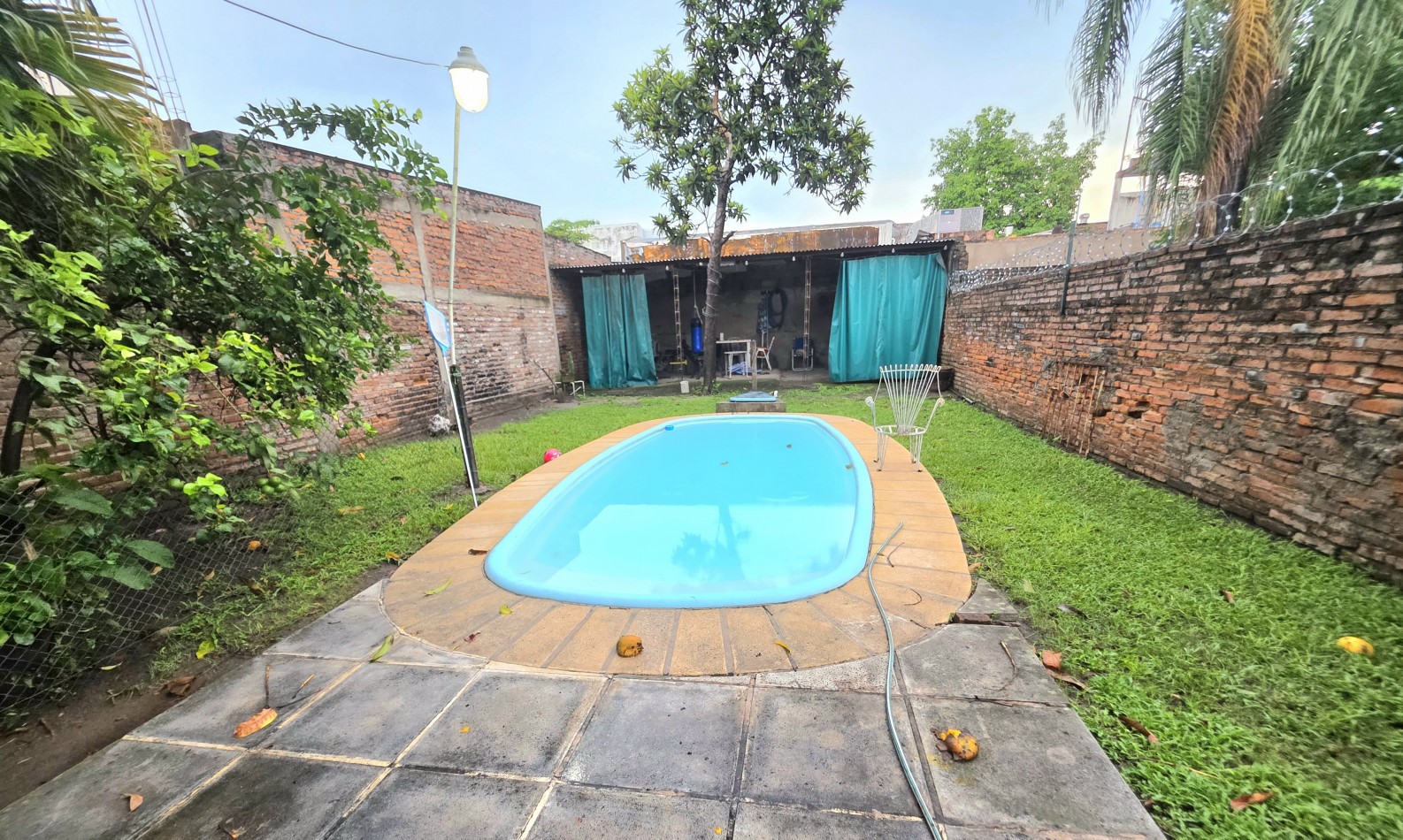 B° El Bosque - Marcos Paz al 2000- Casa de 3D + Depto. A reformar + Fdo. C/ Pileta 