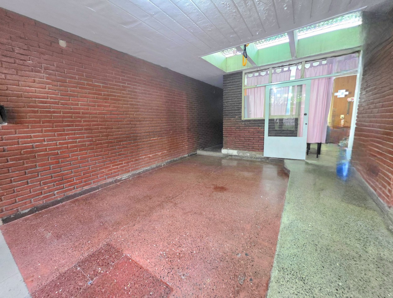 B° El Bosque - Marcos Paz al 2000- Casa de 3D + Depto. A reformar + Fdo. C/ Pileta 