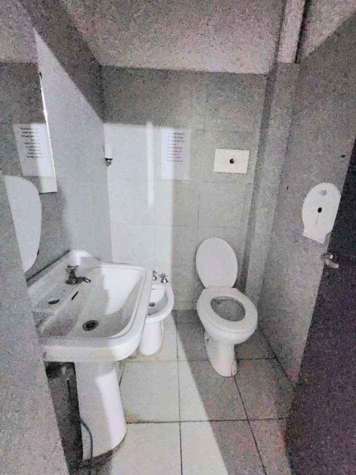 c/ San Martin 973 - Guarderia P/ 20 autos + Dos plantas con 19 Habitaciones. Ideal Inversor!!!