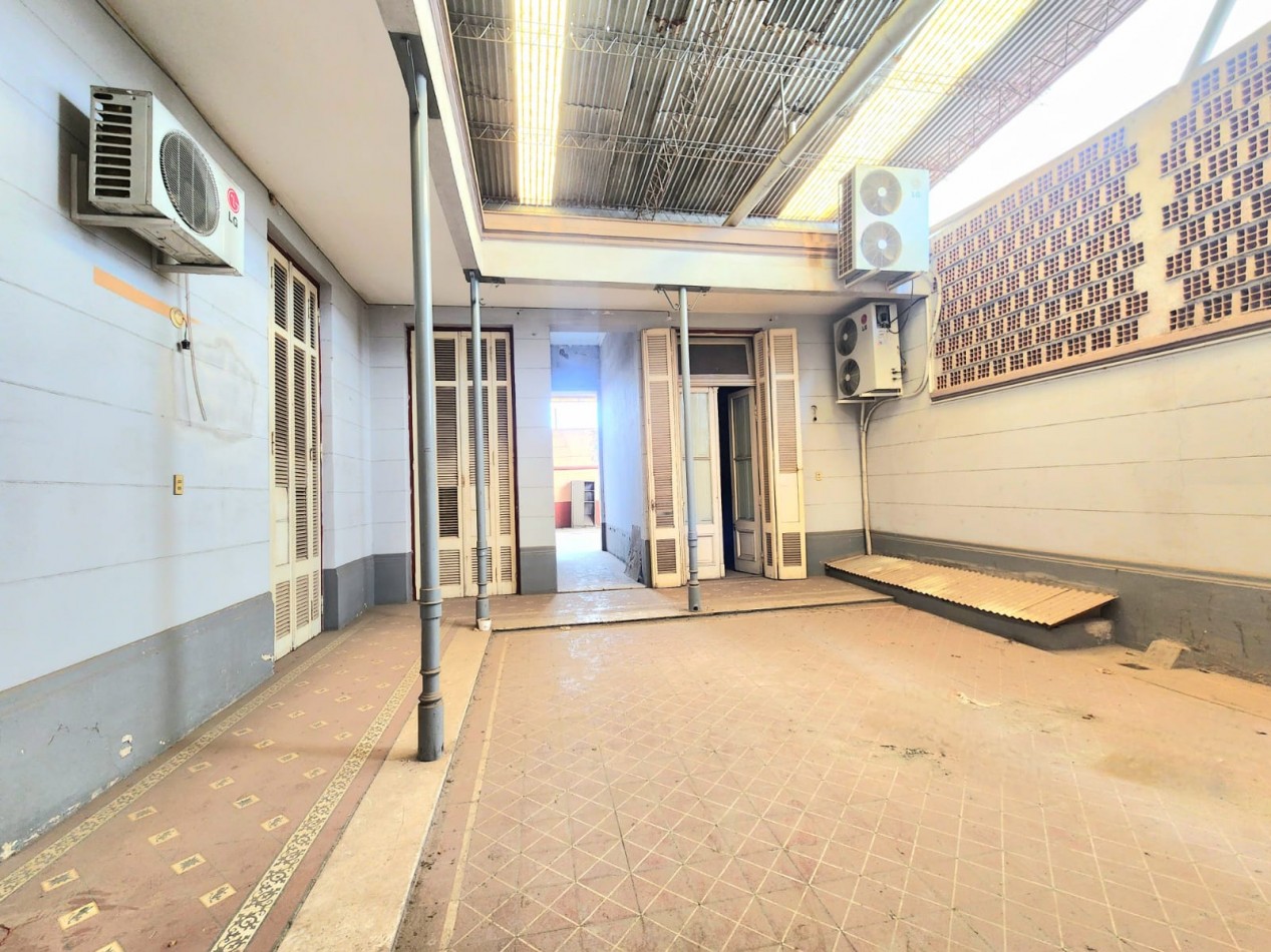 c/ San Martin 973 - Guarderia P/ 20 autos + Dos plantas con 19 Habitaciones. Ideal Inversor!!!