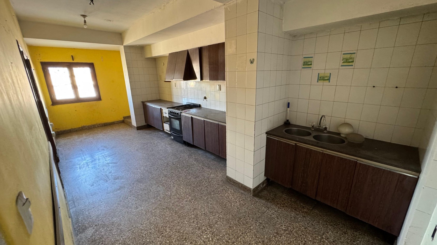 Aguilares - c/ Alberdi 1650.  Departamento XXL de 4D c/ Balcon y Terraza Cubierta