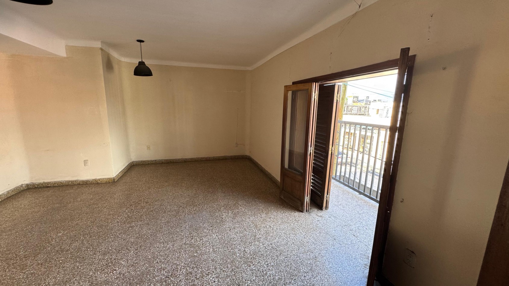 Aguilares - c/ Alberdi 1650.  Departamento XXL de 4D c/ Balcon y Terraza Cubierta