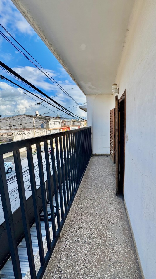 Aguilares - c/ Alberdi 1650.  Departamento XXL de 4D c/ Balcon y Terraza Cubierta