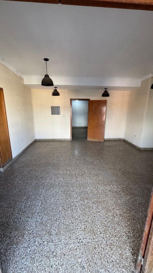 Aguilares - c/ Alberdi 1650.  Departamento XXL de 4D c/ Balcon y Terraza Cubierta