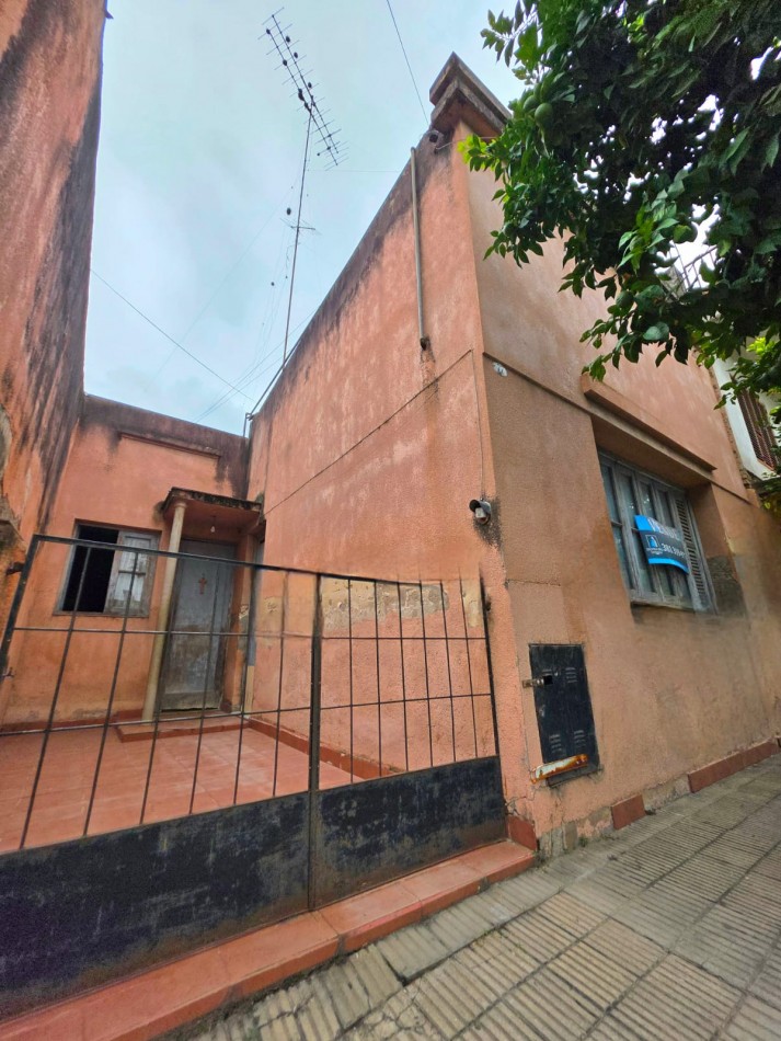 Pje. Rio de Janeiro ( Alt. Av. Avellaneda 100) Casa de 3D + Fondo amplio Reciclar/ Demoler