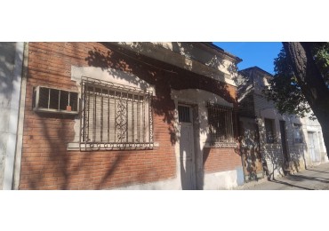 C/ Crisostomo Alvarez al 1700 - Casa a Refaccionar de 4D + Dep + Fondo