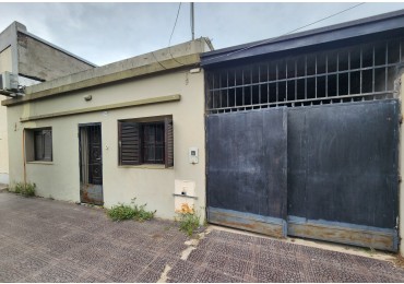 Bolivia al 2900 - CASA DE 4D + COCHERA + FONDO